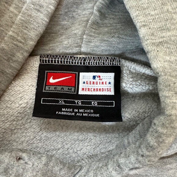 Chicago Cubes Grey Nike Sweatshirt with Embroidered Logo - Picture 3 of 3